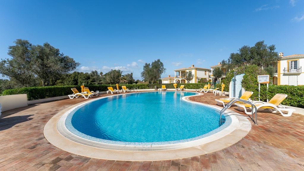 1 BDR Flat W/ Pool - 125D Gramacho by LovelyStay