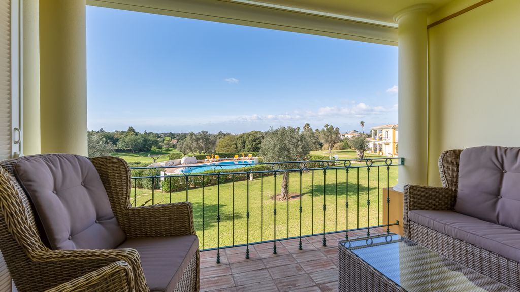 1 BDR Flat W/ Pool - 125D Gramacho by LovelyStay