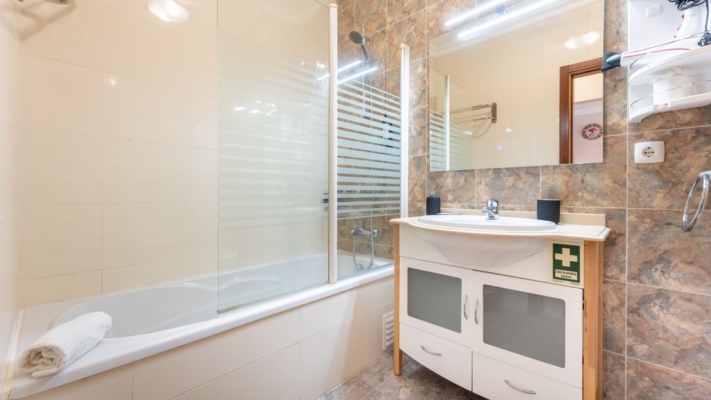 Bright 1 BDR Flat W/ Pool & Balcony by LovelyStay