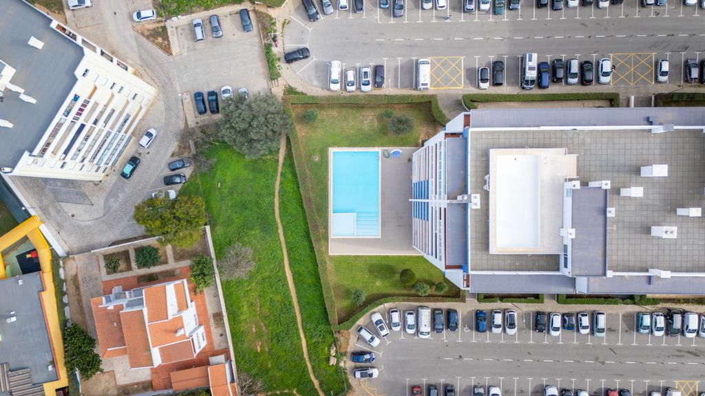 Bright 1 BDR Flat W/ Pool & Balcony by LovelyStay