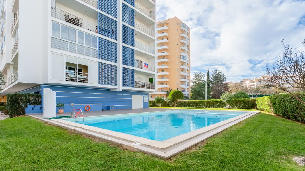 Bright 1 BDR Flat W/ Pool & Balcony by LovelyStay
