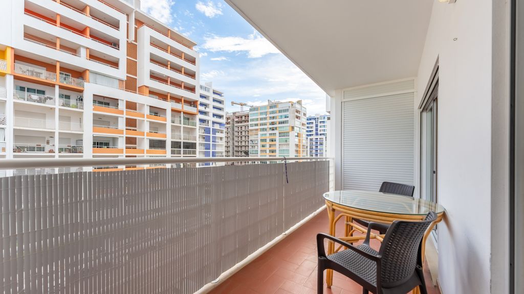Bright 1 BDR Flat W/ Pool & Balcony by LovelyStay