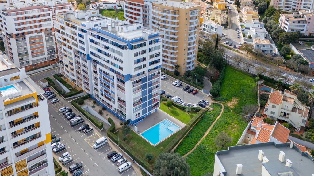 Bright 1 BDR Flat W/ Pool & Balcony by LovelyStay
