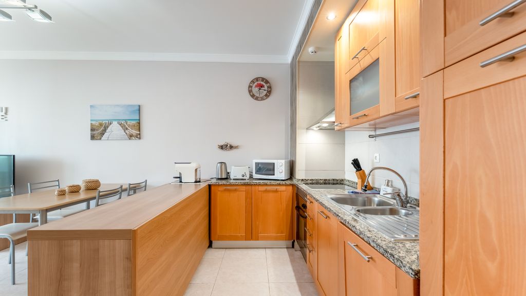 Bright 1 BDR Flat W/ Pool & Balcony by LovelyStay