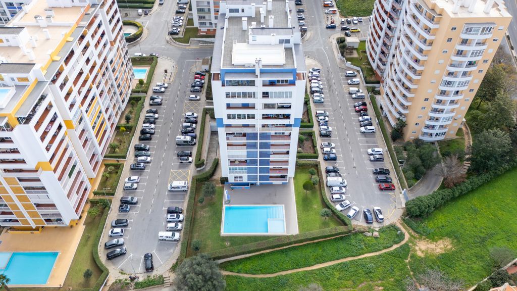Bright 1 BDR Flat W/ Pool & Balcony by LovelyStay