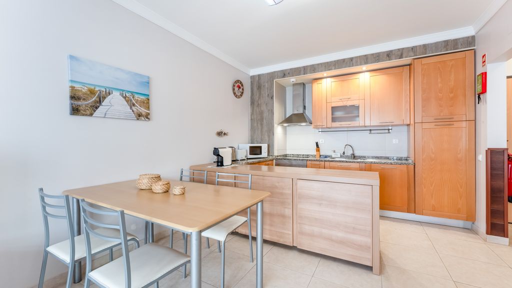 Bright 1 BDR Flat W/ Pool & Balcony by LovelyStay