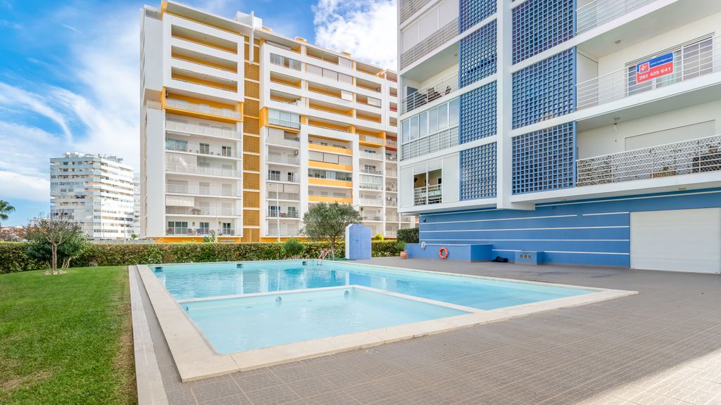 Bright 1 BDR Flat W/ Pool & Balcony by LovelyStay