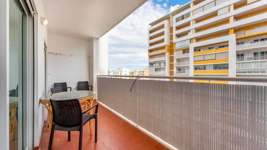 Bright 1 BDR Flat W/ Pool & Balcony by LovelyStay