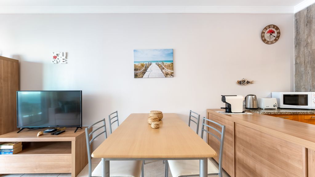 Bright 1 BDR Flat W/ Pool & Balcony by LovelyStay