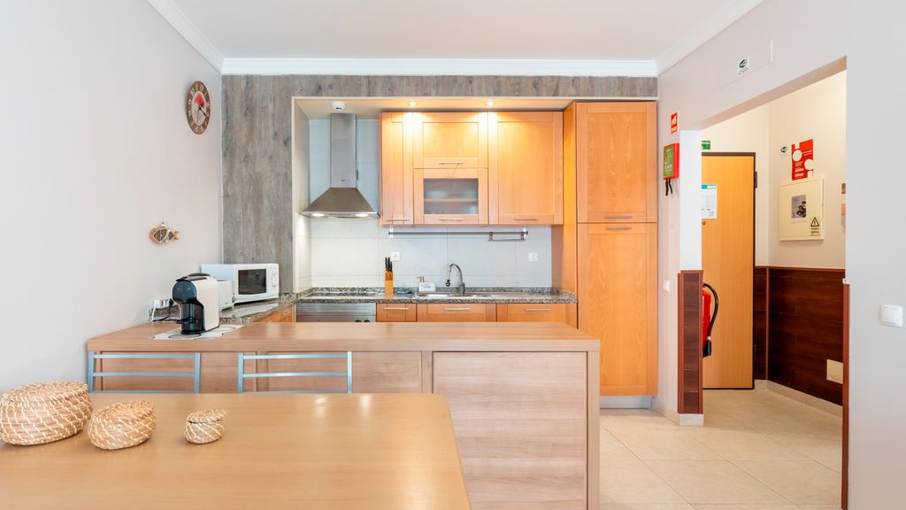 Bright 1 BDR Flat W/ Pool & Balcony by LovelyStay