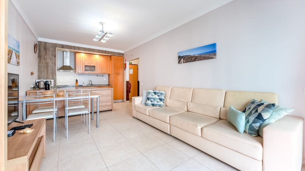 Bright 1 BDR Flat W/ Pool & Balcony by LovelyStay