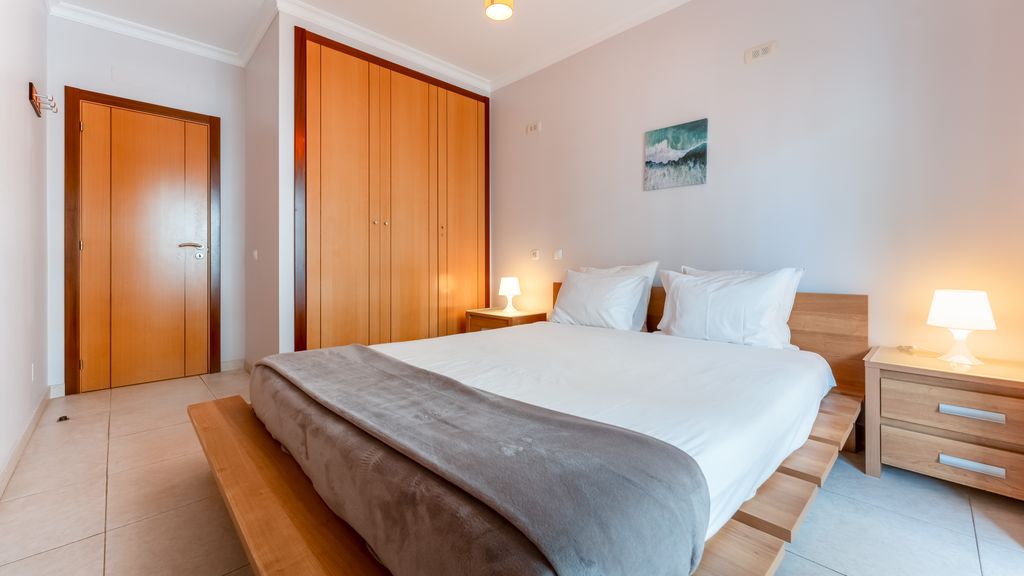Bright 1 BDR Flat W/ Pool & Balcony by LovelyStay