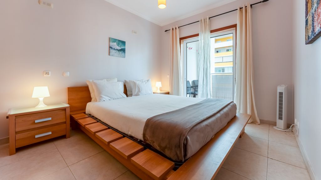 Bright 1 BDR Flat W/ Pool & Balcony by LovelyStay