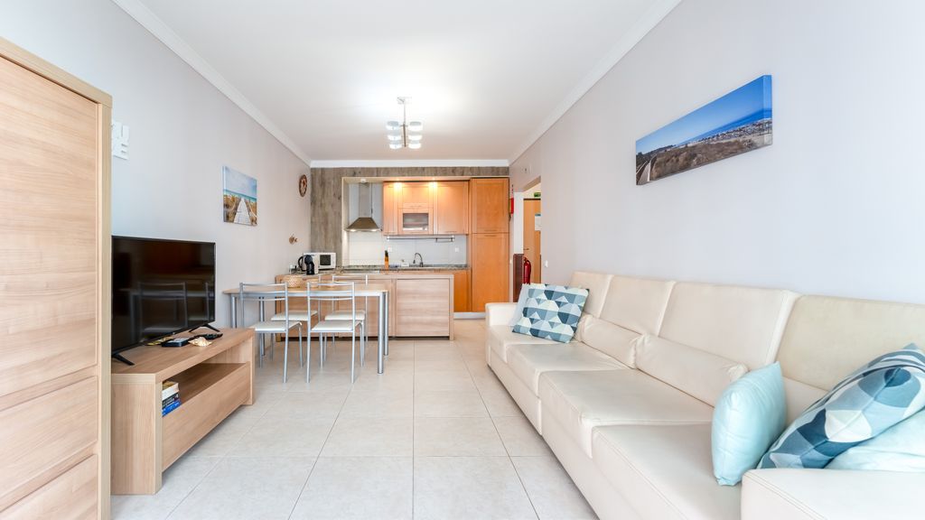 Bright 1 BDR Flat W/ Pool & Balcony by LovelyStay