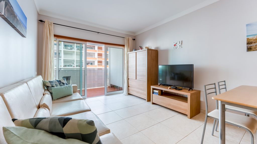 Bright 1 BDR Flat W/ Pool & Balcony by LovelyStay