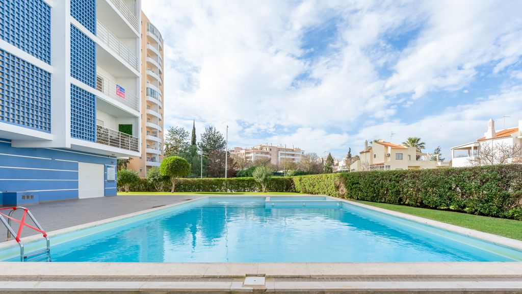 Bright 1 BDR Flat W/ Pool & Balcony by LovelyStay