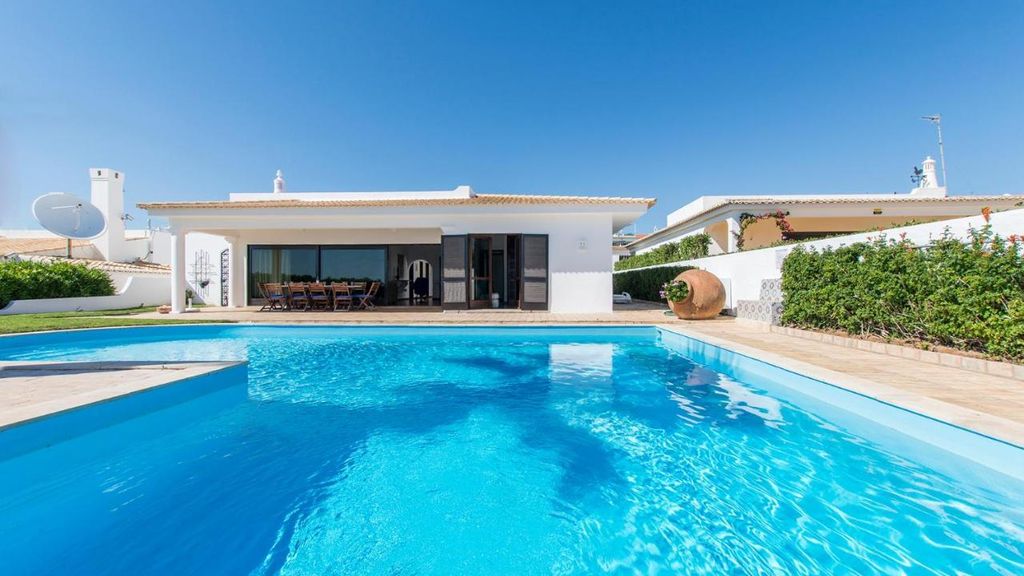 Villa Casa Amendoeiras by LovelyStay