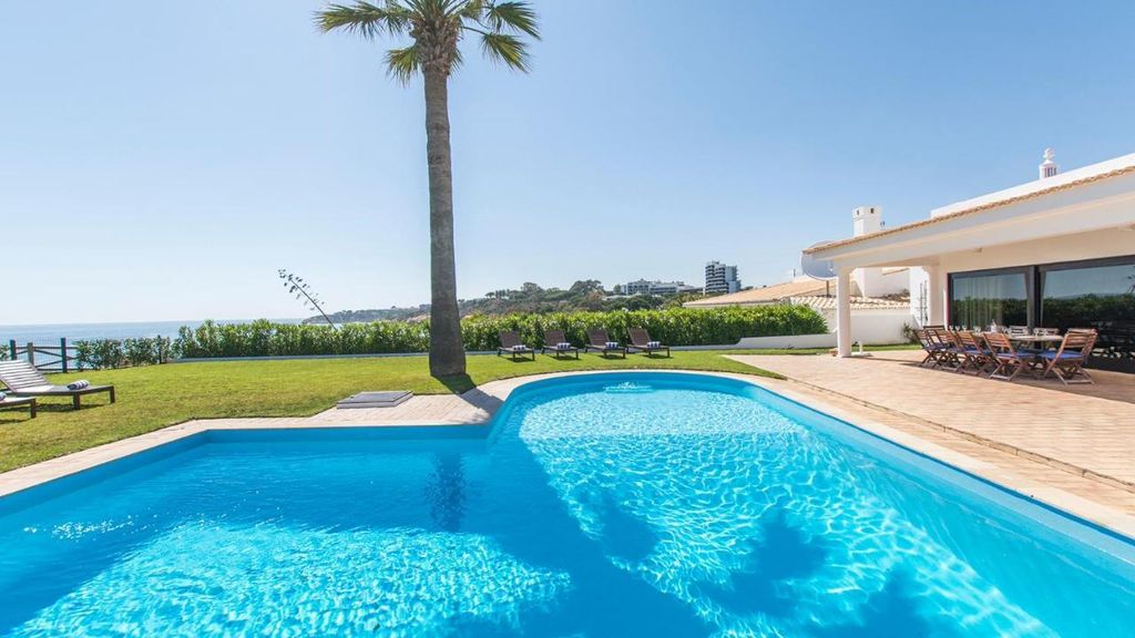 Villa Casa Amendoeiras by LovelyStay
