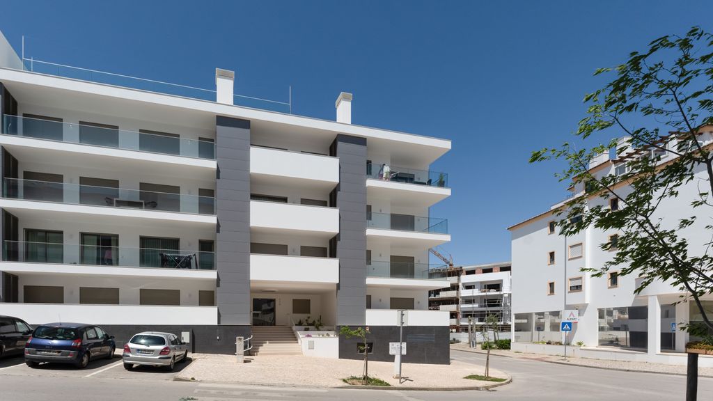 Modern 2BR w/ Rooftop Pool & Parking by LovelyStay