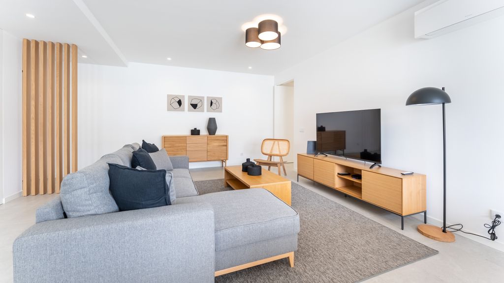 Modern 2BR w/ Rooftop Pool & Parking by LovelyStay