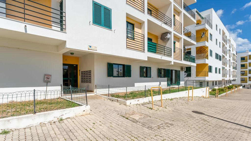 Vila Nova Sunny 2BR Apt with Pool by LovelyStay