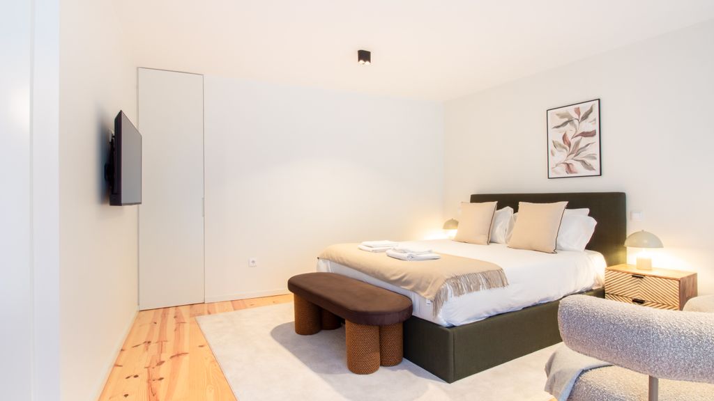 Luxurious Studio Retreat in Porto by LovelyStay