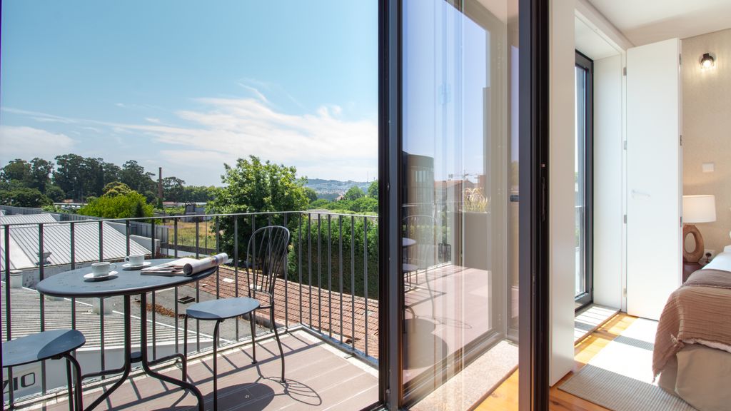Stylish & Sunny 2BR near Heroísmo by LovelyStay