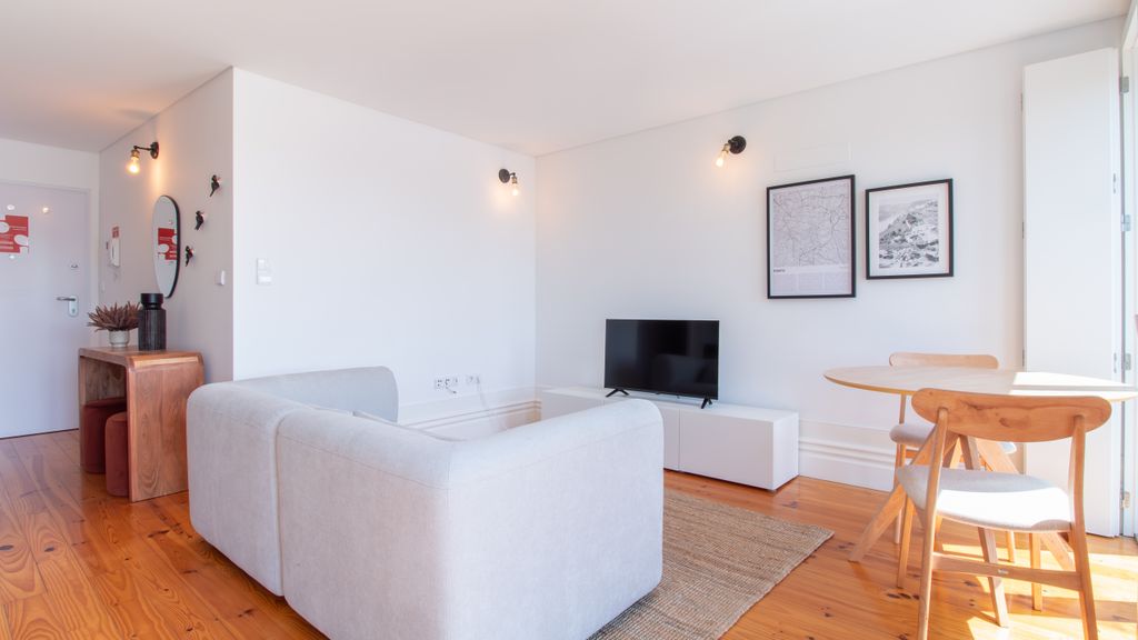 Stylish & Sunny 2BR near Heroísmo by LovelyStay