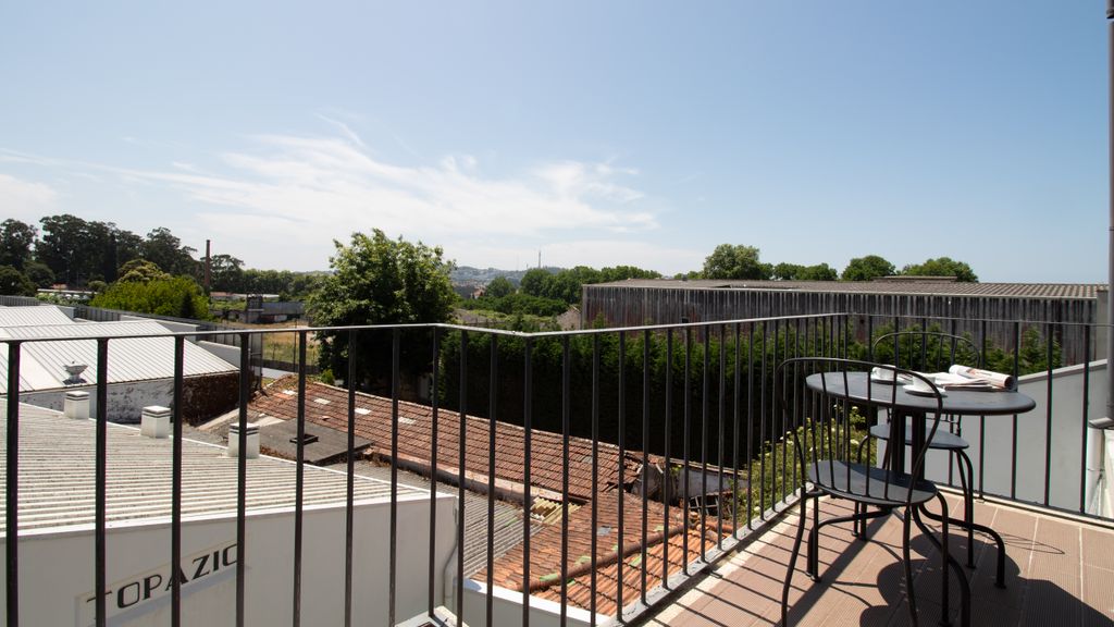 Stylish & Sunny 2BR near Heroísmo by LovelyStay