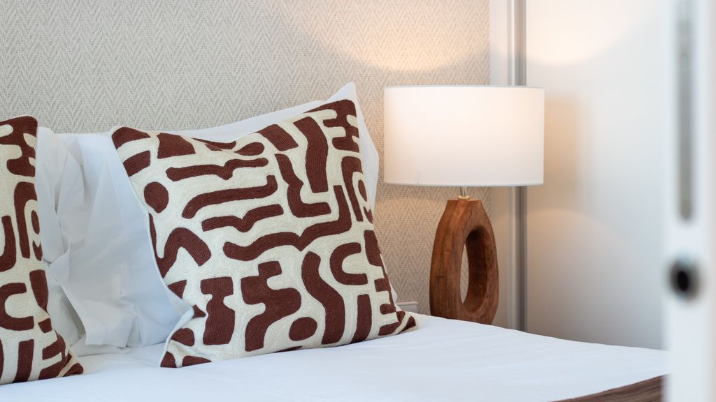 Stylish & Sunny 2BR near Heroísmo by LovelyStay