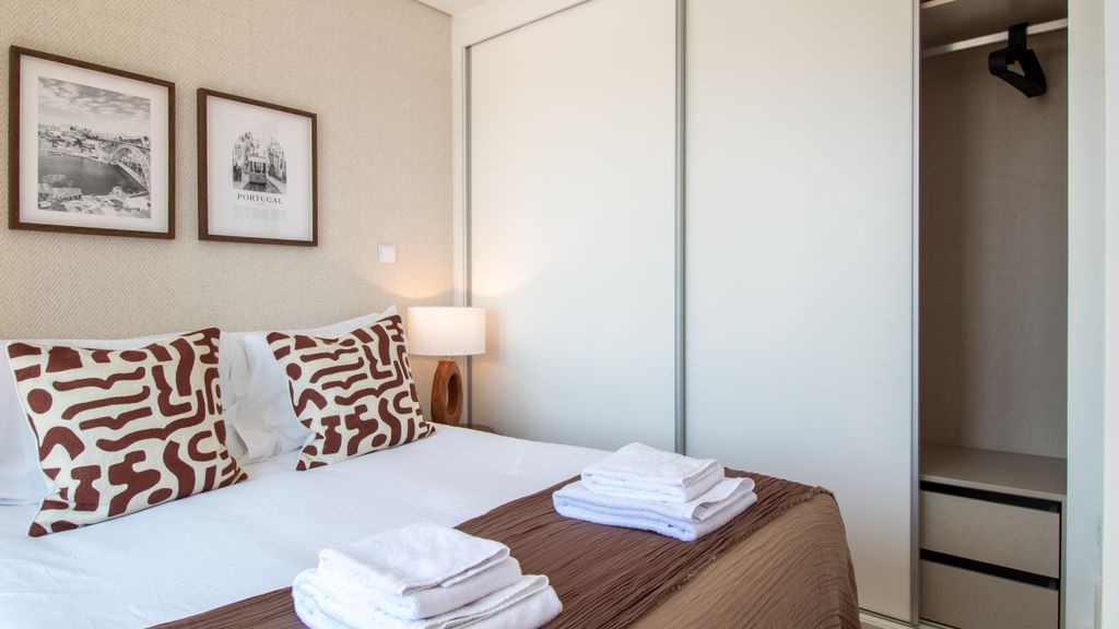 Stylish & Sunny 2BR near Heroísmo by LovelyStay