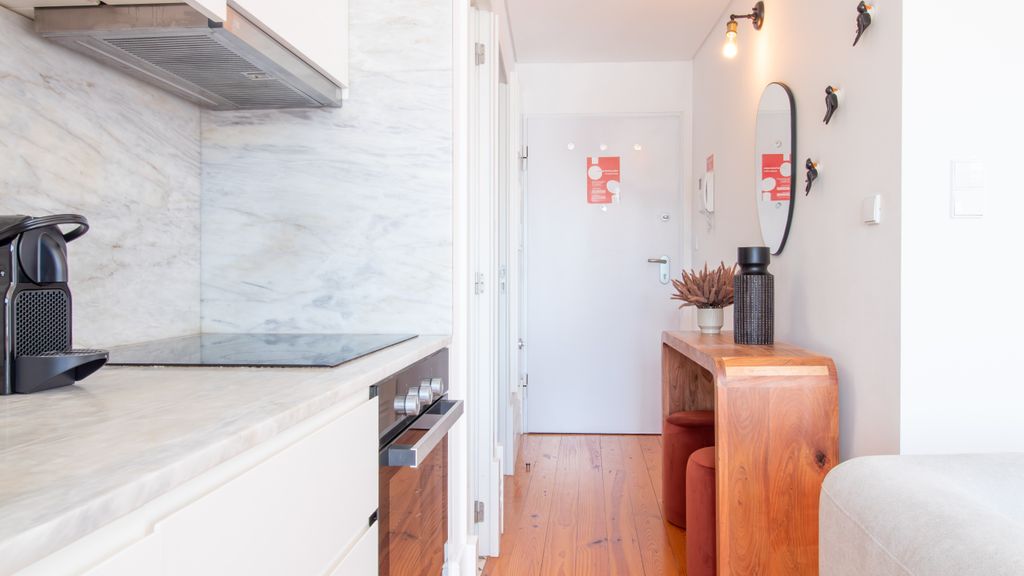 Stylish & Sunny 2BR near Heroísmo by LovelyStay