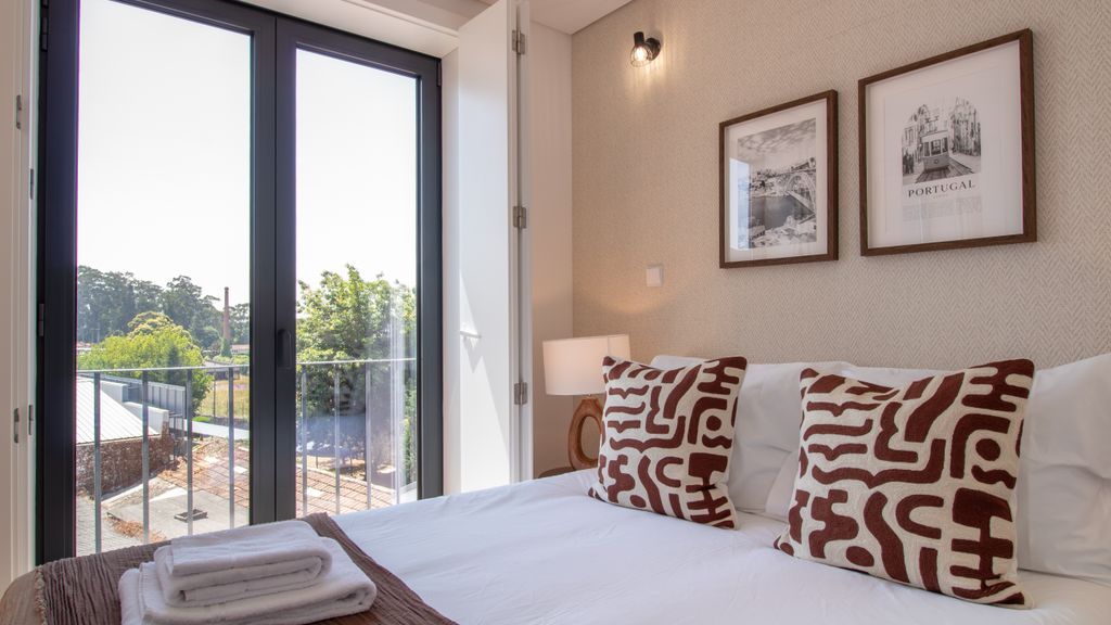 Stylish & Sunny 2BR near Heroísmo by LovelyStay