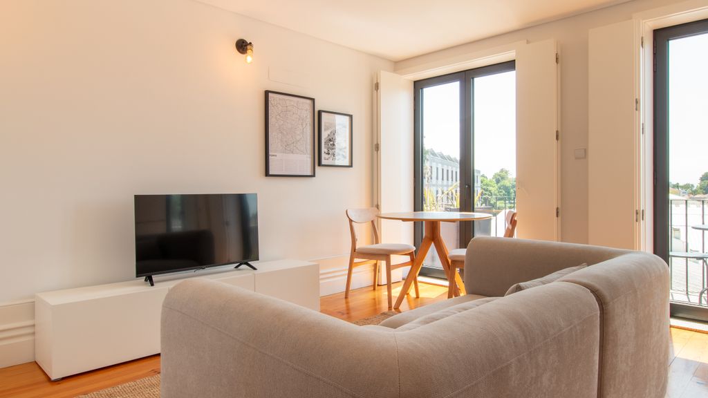 Stylish & Sunny 2BR near Heroísmo by LovelyStay