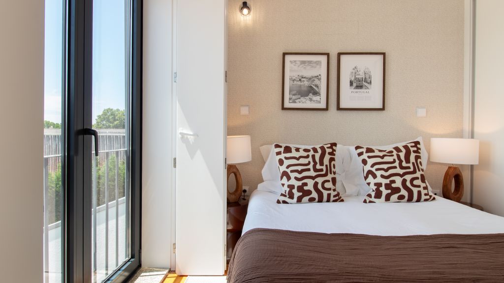 Stylish & Sunny 2BR near Heroísmo by LovelyStay