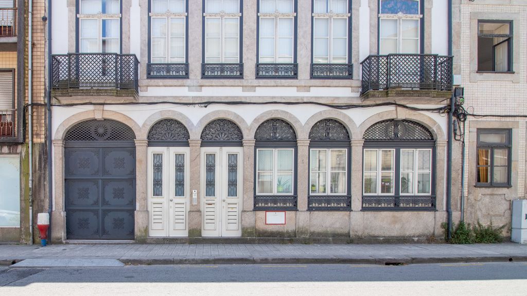 Stylish & Sunny 2BR near Heroísmo by LovelyStay