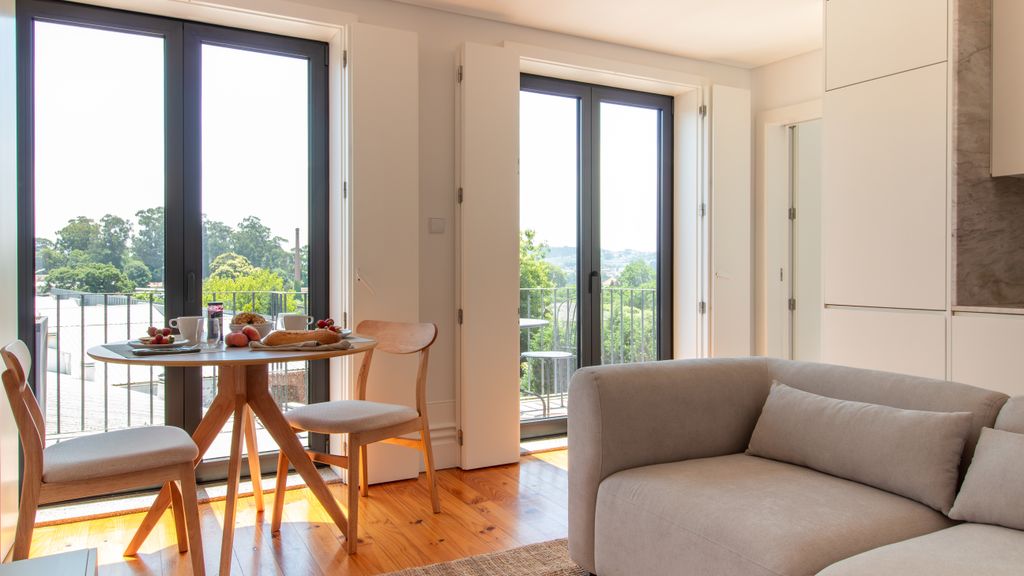 Stylish & Sunny 2BR near Heroísmo by LovelyStay