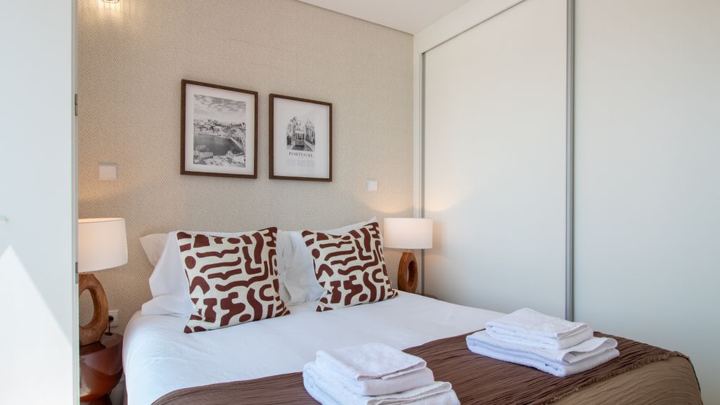Stylish & Sunny 2BR near Heroísmo by LovelyStay