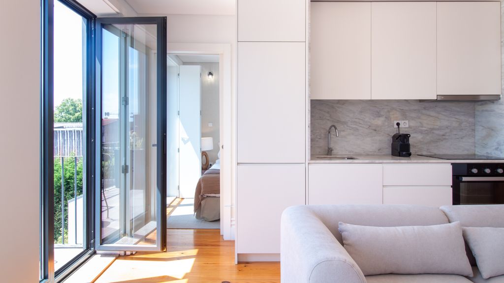 Stylish & Sunny 2BR near Heroísmo by LovelyStay