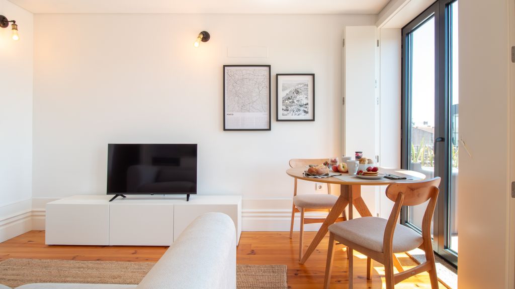 Stylish & Sunny 2BR near Heroísmo by LovelyStay