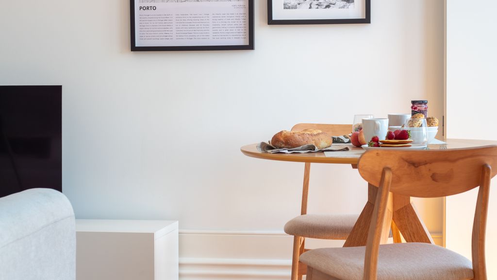 Stylish & Sunny 2BR near Heroísmo by LovelyStay