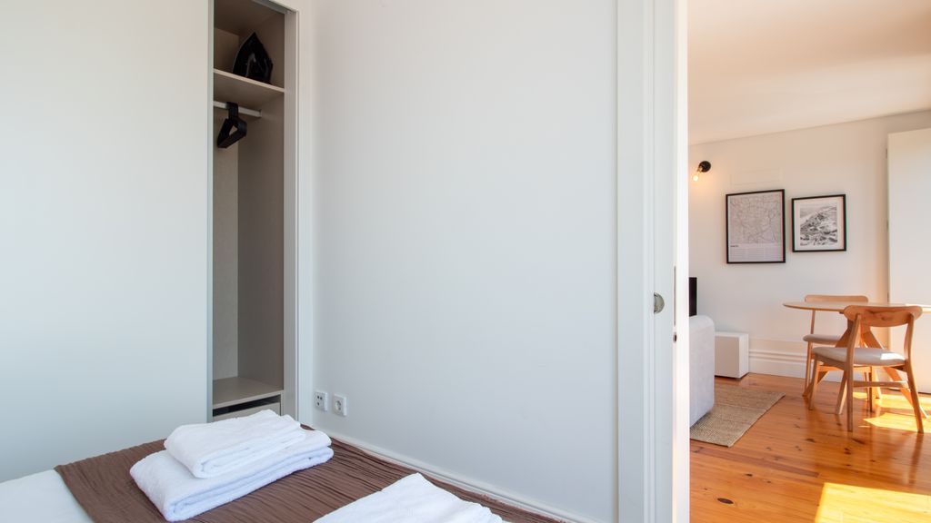 Stylish & Sunny 2BR near Heroísmo by LovelyStay