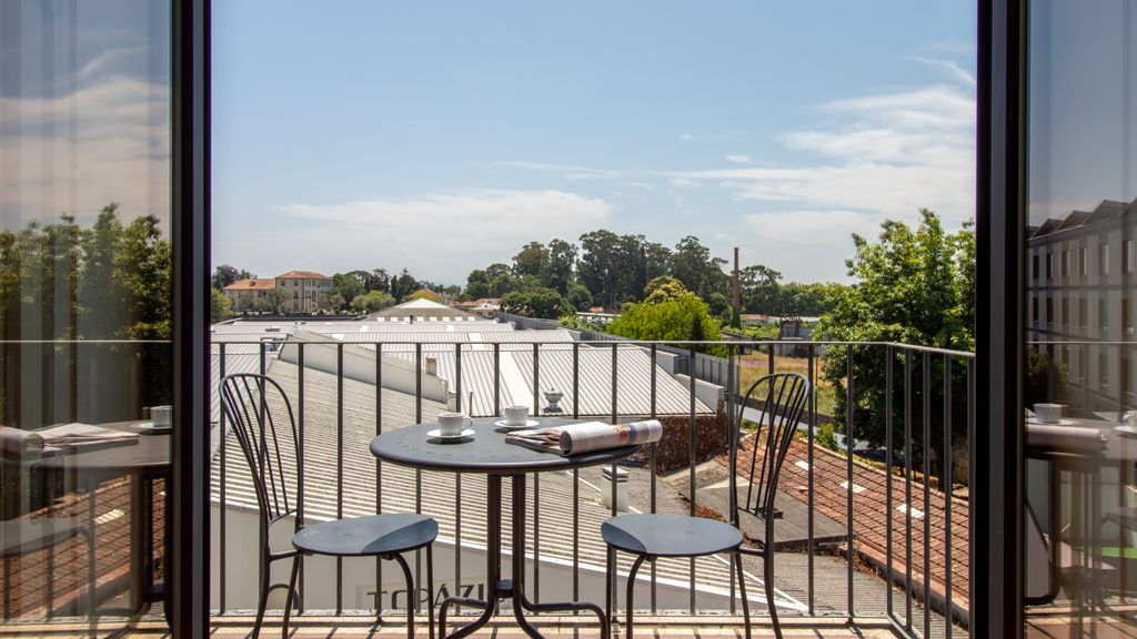 Stylish & Sunny 2BR near Heroísmo by LovelyStay
