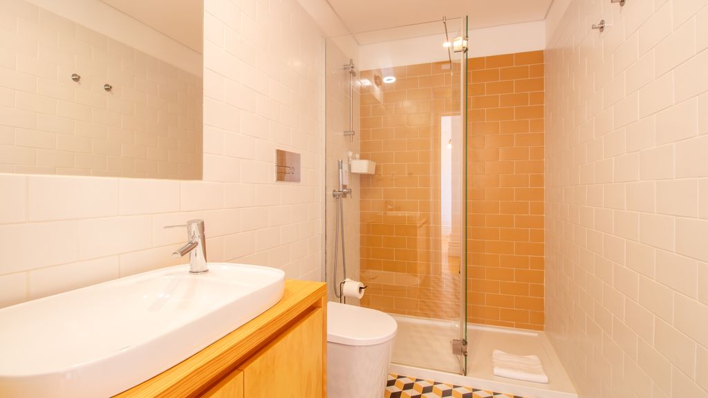 Stylish & Sunny 2BR near Heroísmo by LovelyStay