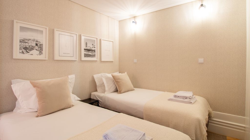 Stylish & Sunny 2BR near Heroísmo by LovelyStay