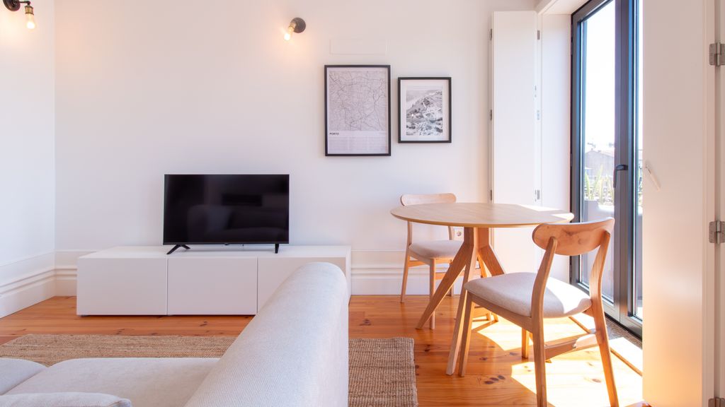 Stylish & Sunny 2BR near Heroísmo by LovelyStay