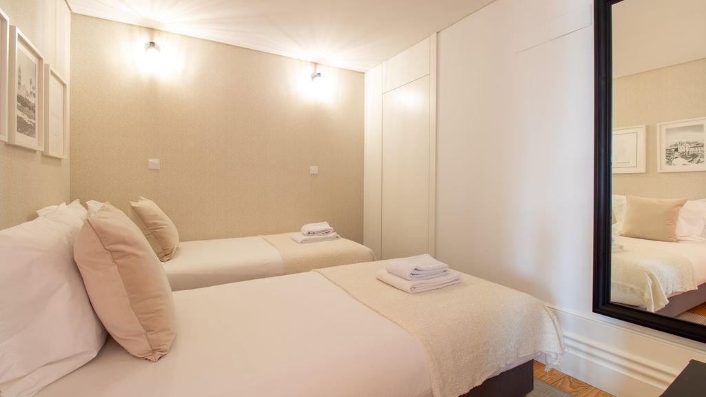 Stylish & Sunny 2BR near Heroísmo by LovelyStay