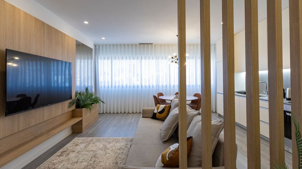Bright 2BR Flat near Praça da Galiza by LovelyStay