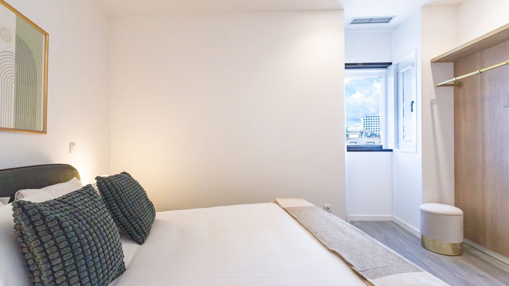Bright 2BR Flat near Praça da Galiza by LovelyStay