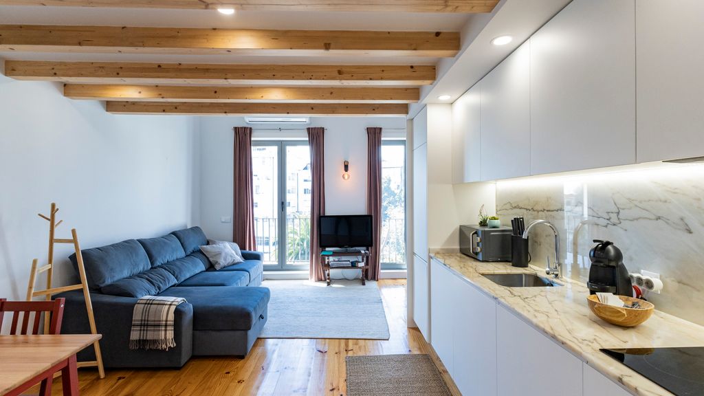 Stylish Duplex with Balcony in Porto by LovelyStay